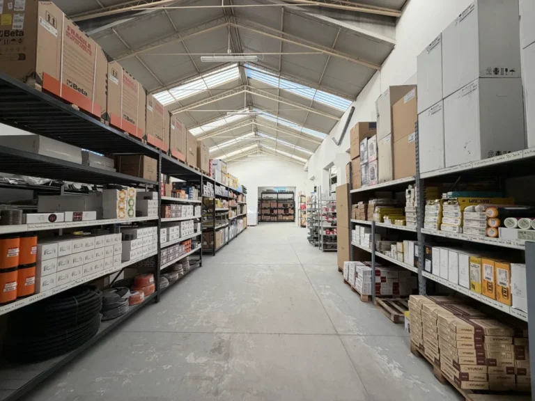 Magazzino con scaffalature di materiale tecnico