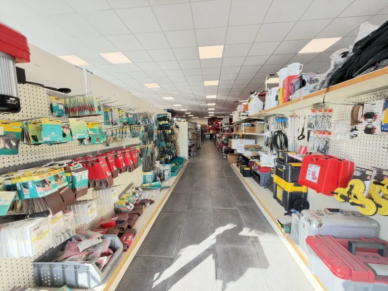 Corsia dello showroom con utensili e attrezzature