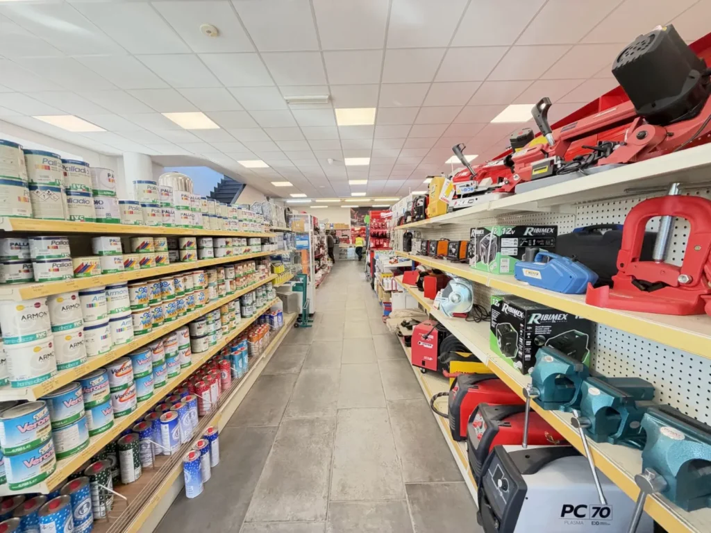 Scaffali di vernici e attrezzature da lavoro nello showroom