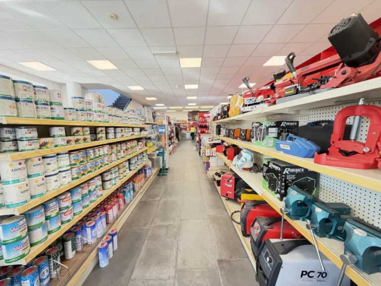 Scaffali di vernici e attrezzature da lavoro nello showroom