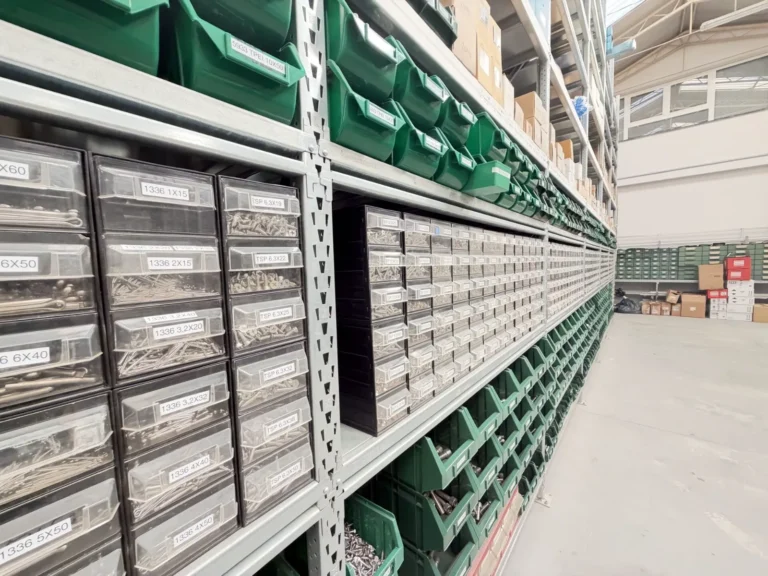 Cassettiere di viteria e bulloneria nel magazzino Centro Forniture